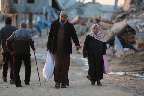 Ein älteres Paar inmitten der Trümmer des Flüchtlingslagers Maghazi im Zentrum des Gazastreifens