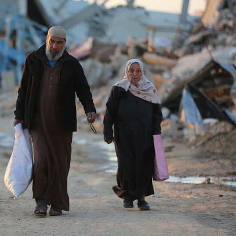 Ein älteres Paar inmitten der Trümmer des Flüchtlingslagers Maghazi im Zentrum des Gazastreifens