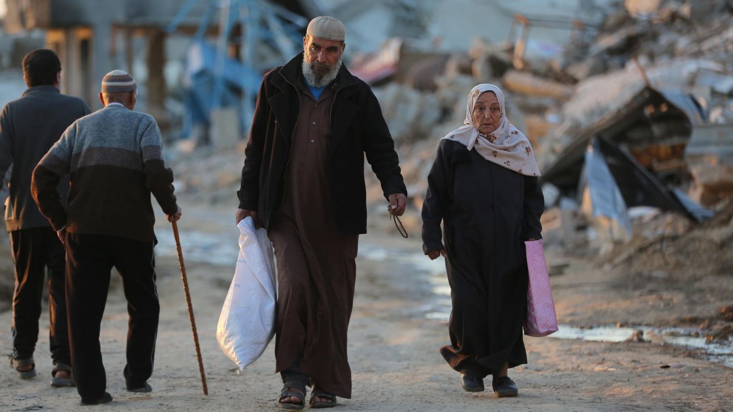 Humanitäre Not: Ein älteres Paar inmitten der Trümmer des Flüchtlingslagers Maghazi im Zentrum des Gazastreifens Ein älteres Paar inmitten der Trümmer des Flüchtlingslagers Maghazi im Zentrum des Gazastreifens
