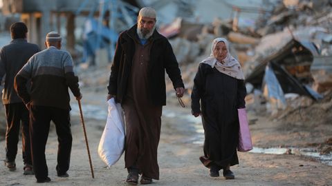 Ein älteres Paar inmitten der Trümmer des Flüchtlingslagers Maghazi im Zentrum des Gazastreifens