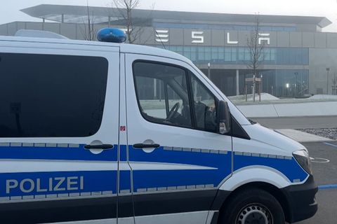 Brandenbburg, Grünheide: Ein Fahrzeug der Polizei steht in den Morgenstunden auf dem Werksgelände von Tesla