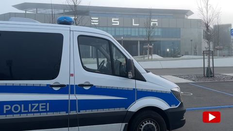 Brandenbburg, Grünheide: Ein Fahrzeug der Polizei steht in den Morgenstunden auf dem Werksgelände von Tesla