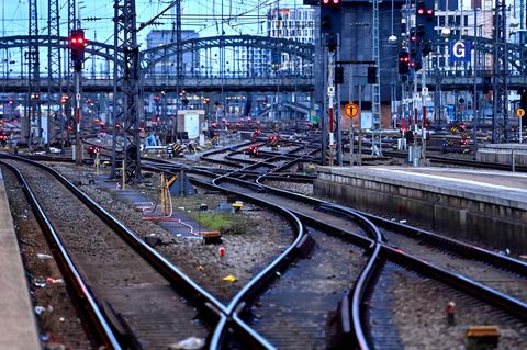 leere Gleise in einem Bahnhofsgebäude