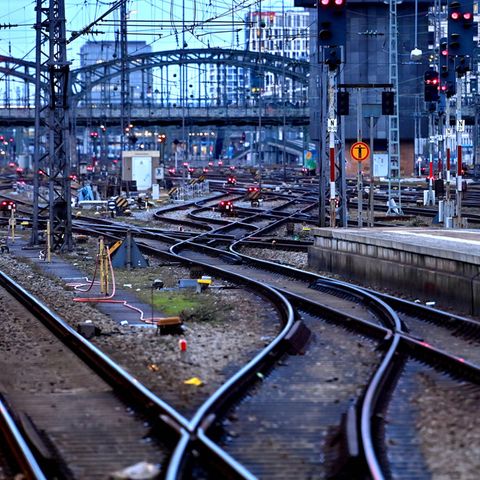 leere Gleise in einem Bahnhofsgebäude