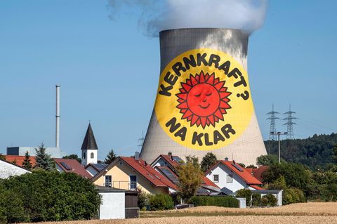 Auf dem Kühlturm eines Atomkraftwerks ist der Schriftzug "Kernkraft? Na klar" zu lesen.