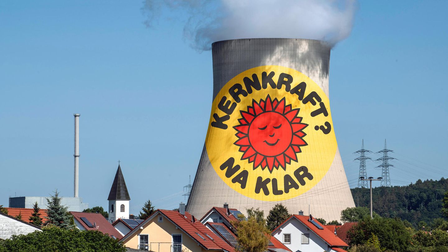 Auf dem Kühlturm eines Atomkraftwerks ist der Schriftzug "Kernkraft? Na klar" zu lesen.