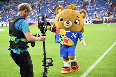 Hier läuft Albärt über den Rasen, das plüschige Maskottchen der Fußball-Europameisterschaft 2024 in Deutschland