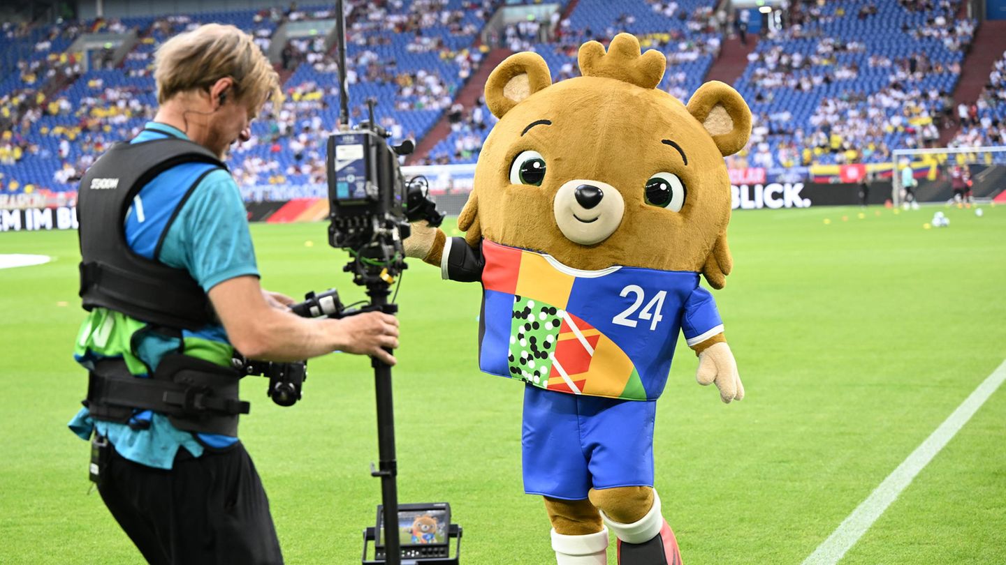 Hier läuft Albärt über den Rasen, das Plüschmaskottchen der Fußball-Europameisterschaft 2024 in Deutschland