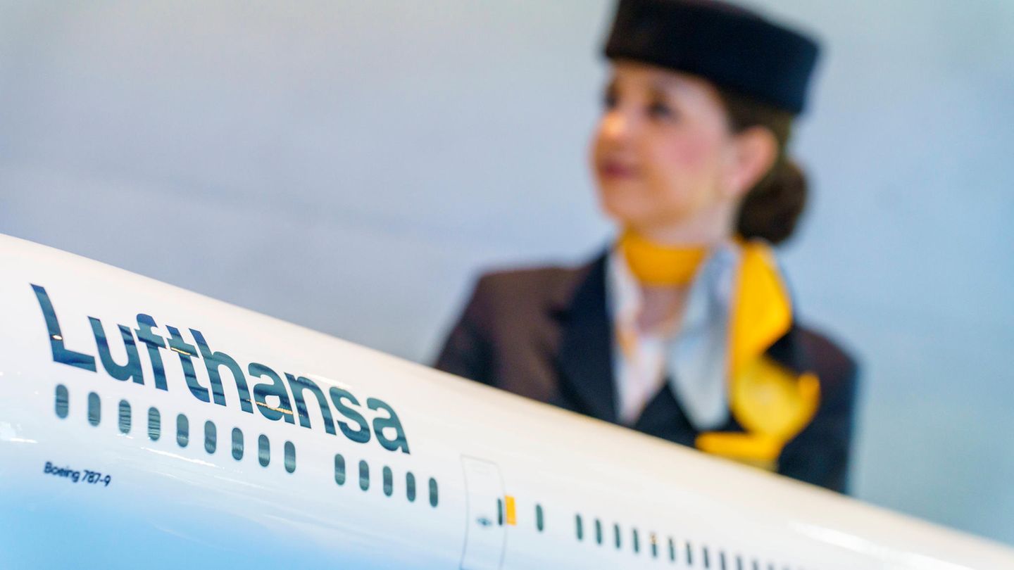 Urabstimmung: Nach dem Boden streikt nun die Kabine: Lufthansa-Flugbegleiter gehen auch in den Ausstand