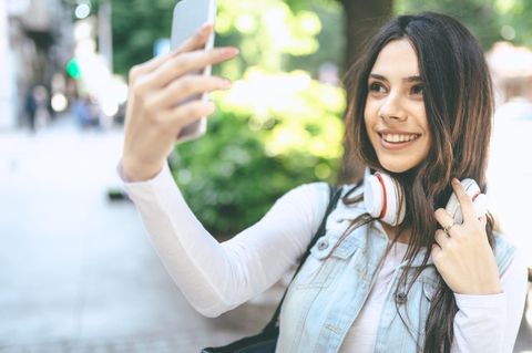 Frau macht ein Selfie von sich – Alltagsschnipsel beim Day Dumping