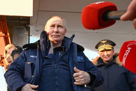 Wladimir Putin spricht mit Journalisten
