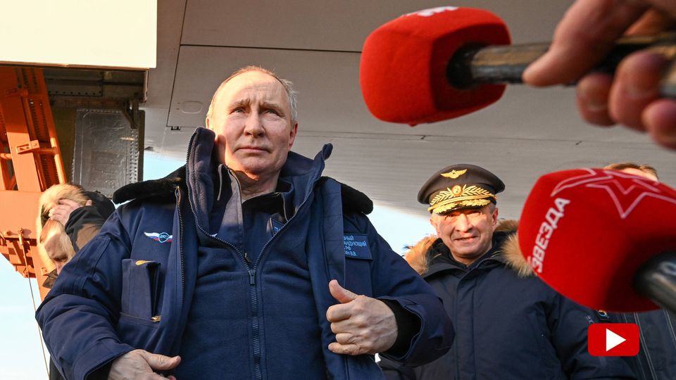 Wladimir Putin spricht mit Journalisten
