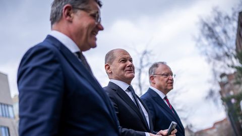 Hessens Ministerpräsident Boris Rhein begrüßt Kanzler Scholz und seinen niedersächsischen Amtskollegen Stephan Weil (rechts). Rhein leitet die Konferenz zur Migration