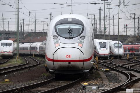 Streik bei der Deutschen Bahn und der Lufthansa: ICE-Züge stehen auf Abstellgleisen in Frankfurt