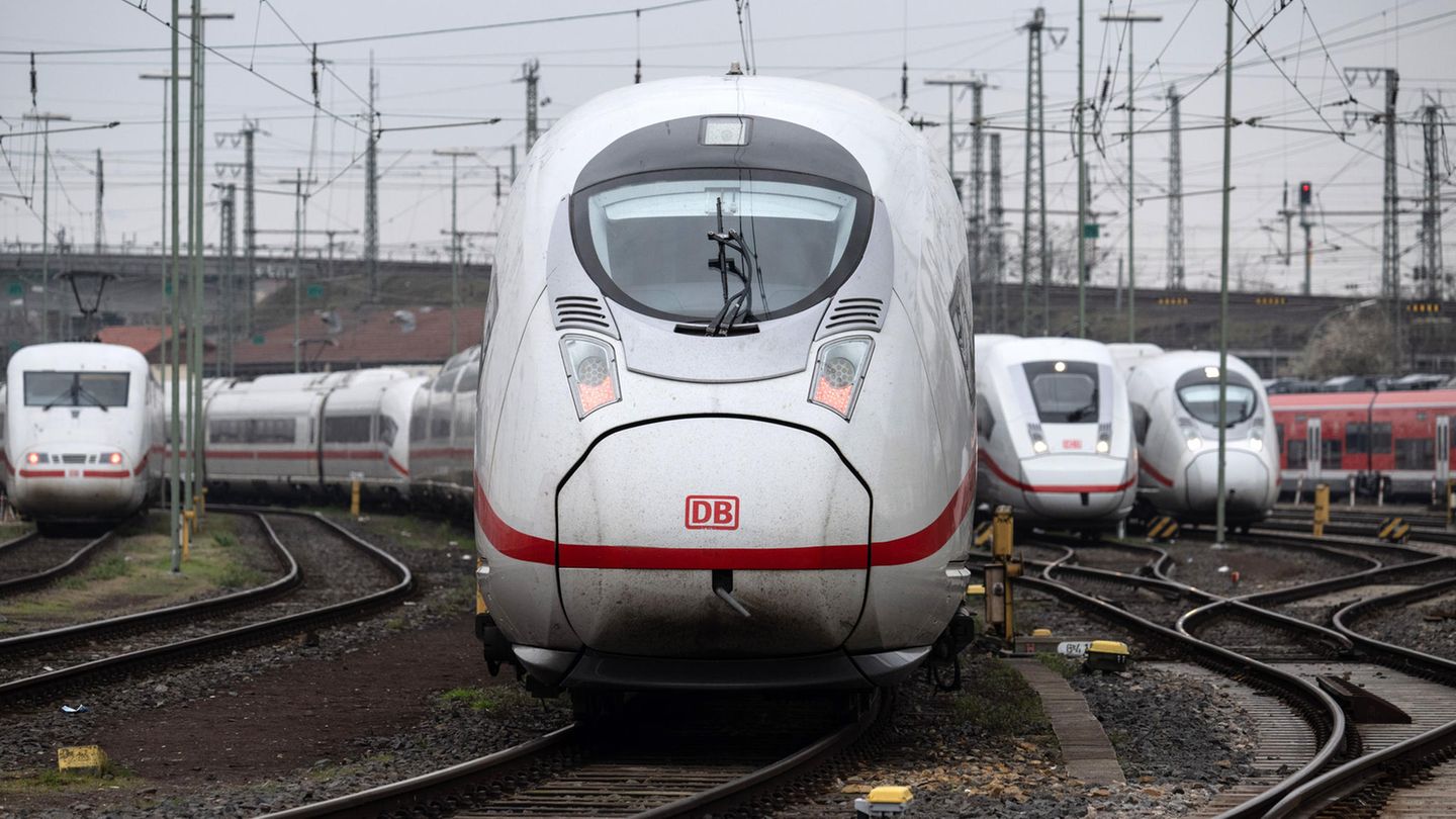 Streik bei der Deutschen Bahn und der Lufthansa: ICE-Züge stehen auf Abstellgleisen in Frankfurt