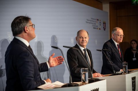 Zufrieden: Bundeskanzler Olaf Scholz (M., SPD), Hessens Ministerpräsident Boris Rhein (l., CDU) und Niedersachsens Regierungschef Stephan Weil (SPD)