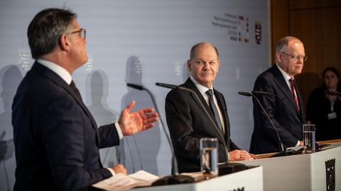 Zufrieden: Bundeskanzler Olaf Scholz (M., SPD), Hessens Ministerpräsident Boris Rhein (l., CDU) und Niedersachsens Regierungschef Stephan Weil (SPD)