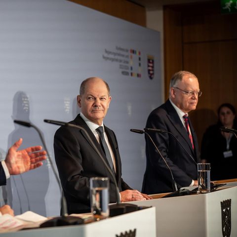 Zufrieden: Bundeskanzler Olaf Scholz (M., SPD), Hessens Ministerpräsident Boris Rhein (l., CDU) und Niedersachsens Regierungschef Stephan Weil (SPD)