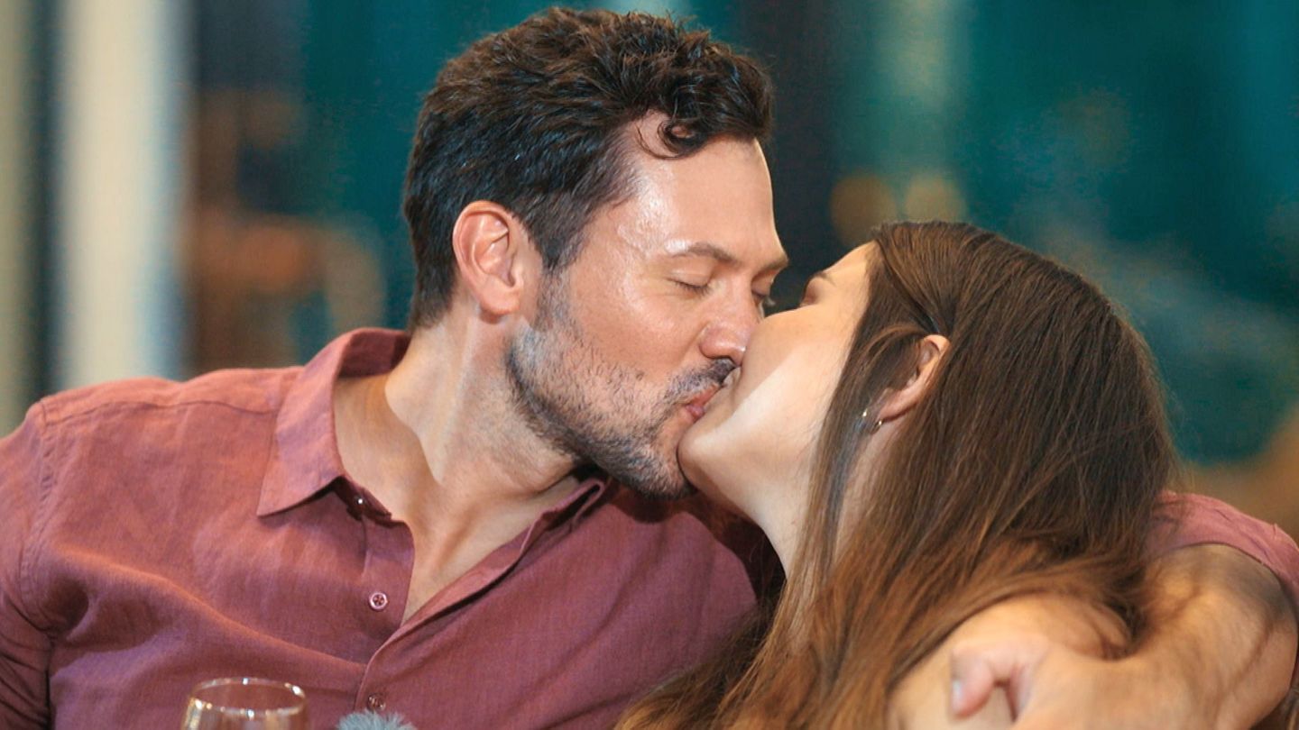 Bachelor Sebastian und Kandidatin Eva küssen sich – aber es gibt einen Haken