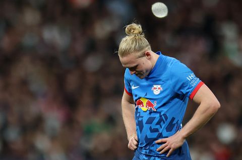 Champions League: Xaver Schlager von RB Leipzig blickt auf den Boden
