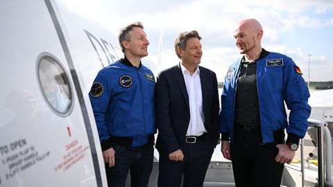 Vizekanzler Robert Habeck und die beiden deutschen Astronauten Alexander Gerst und Matthias Maurer vor dem Regierungsflugzeug