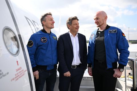 Vizekanzler Robert Habeck und die beiden deutschen Astronauten Alexander Gerst und Matthias Maurer vor dem Regierungsflugzeug