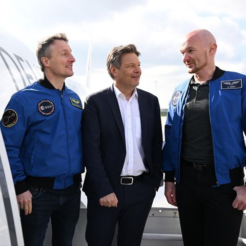 Vizekanzler Robert Habeck und die beiden deutschen Astronauten Alexander Gerst und Matthias Maurer vor dem Regierungsflugzeug