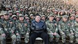Nordkorea. Diktator Kim Jong Un besucht eine militärische Ausbildungsbasis im Westen des Landes und posiert mit Offizieren und Soldaten für ein Gruppenfoto. Es scheint jedenfalls eine ernste Sache gewesen zu sein angesichts dessen, dass niemand lächelt. Unabhängige Journalisten hatten keinen Zugang, sodass nicht klar ist, wann und wo das von der staatlichen nordkoreanischen Nachrichtenagentur KCNA zur Verfügung gestellte Foto entstanden ist.