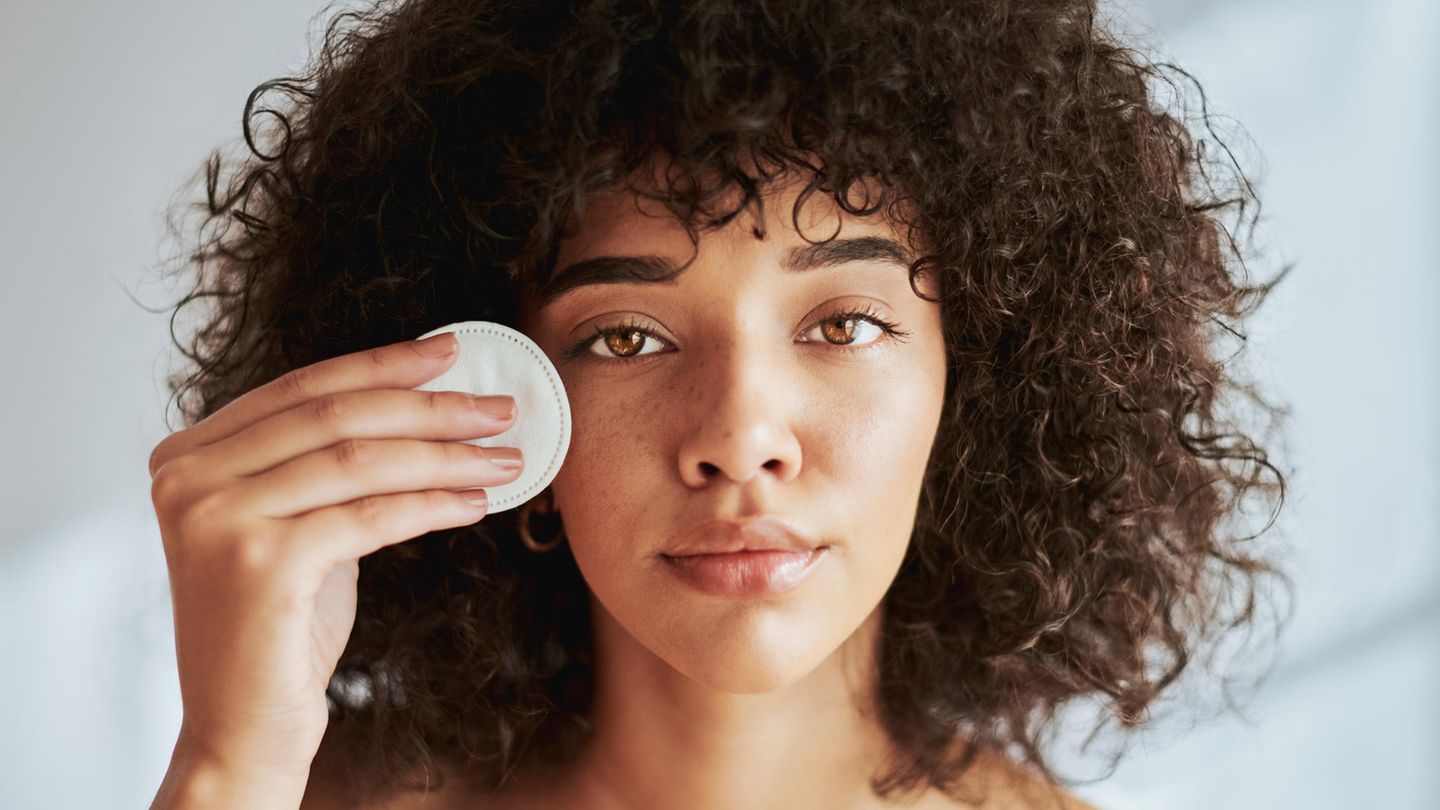 Hautpflege: Sorgfältig abschminken: Warum das so wichtig ist und wie Sie dabei vorgehen sollten