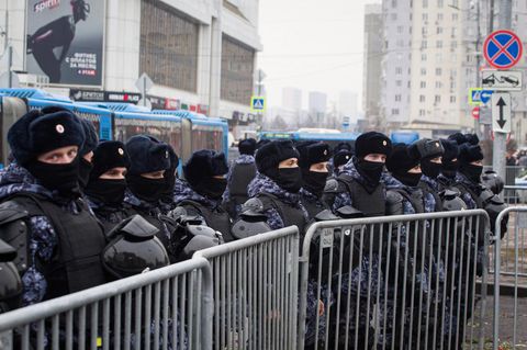 Russische Polizisten beziehen Stellung bei Beerdigung von Kreml-Kritiker Alexej Nawalny in Moskau