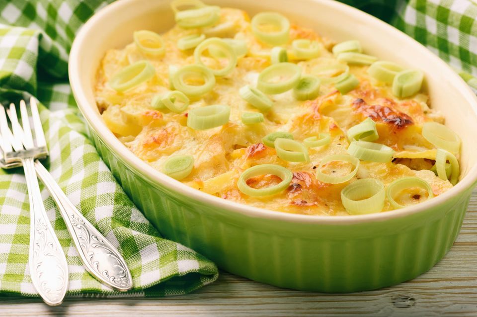Lauch-Kartoffel-Auflauf mit Lachs und Käse – einfaches Rezept | STERN.de