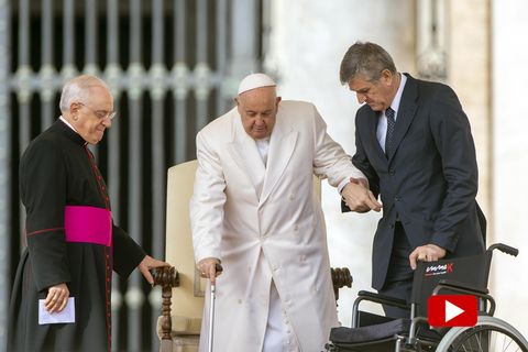 Papst Franziskus erleidet Schwächeanfall auf Generalaudienz