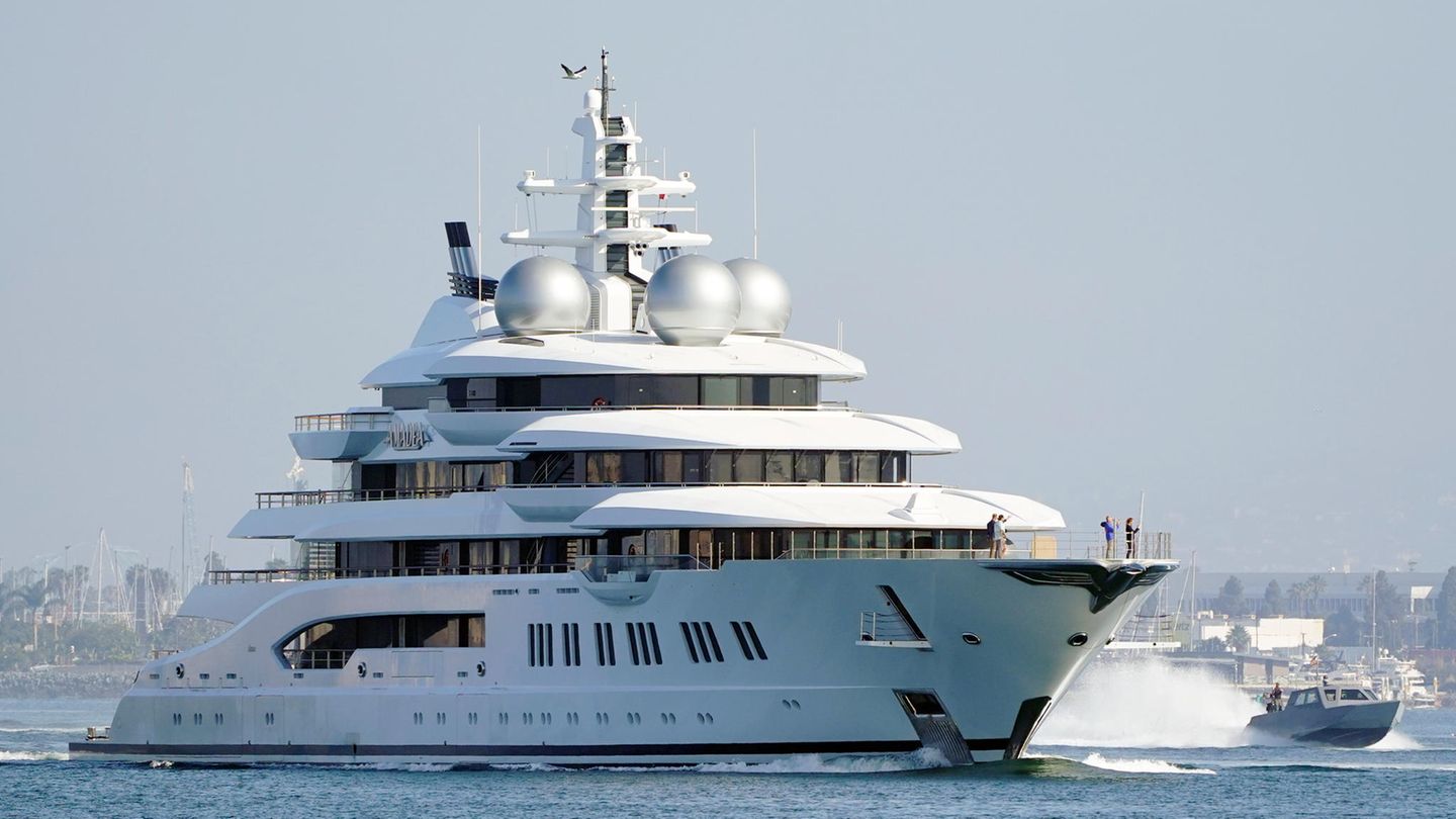 Die Megajacht Amadea mit 2022 mit Kurs auf San Diego, USA