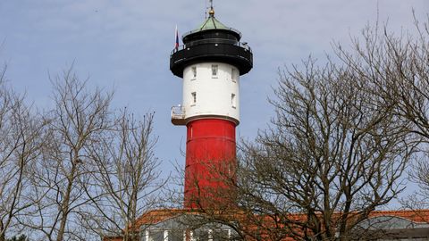 Das ist er: der gute, alte Leuchtturm von Wangerooge, der offenbar eine magische Anziehung auf viele Mmenschen ausübt