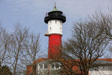 Das ist er: der gute, alte Leuchtturm von Wangerooge, der offenbar eine magische Anziehung auf viele Mmenschen ausübt
