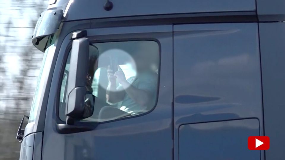 Sehen Sie im Video: LKW rast ungebremst auf Stauende zu – Polizei echauffiert sich über Gaffer