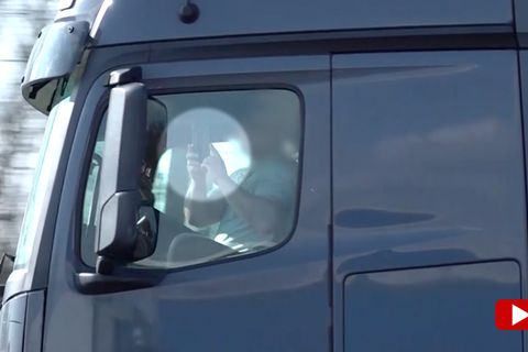 Sehen Sie im Video: LKW rast ungebremst auf Stauende zu – Polizei echauffiert sich über Gaffer