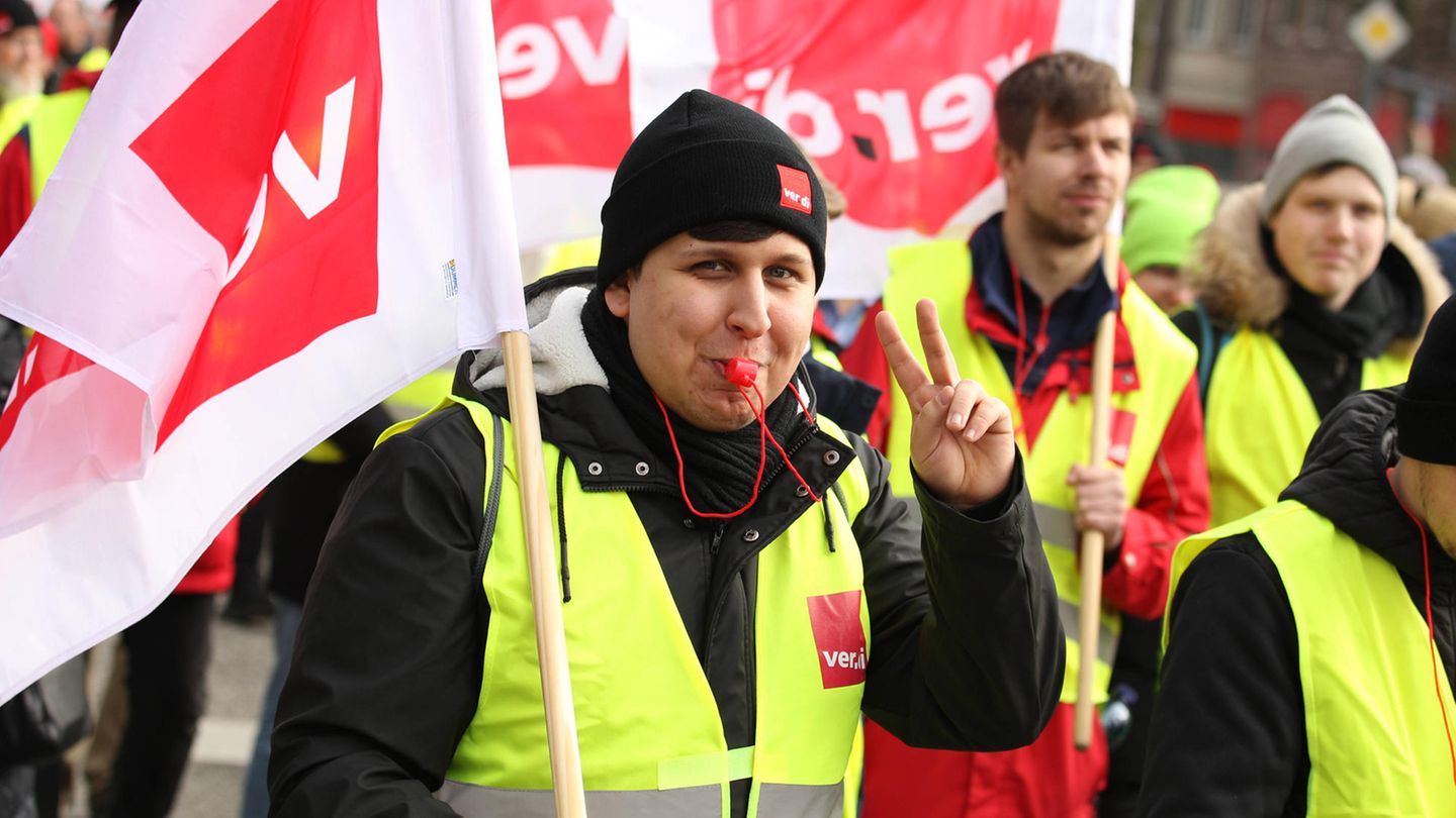 Strike at Deutsche Bahn and Lufthansa: Are the demands justified?