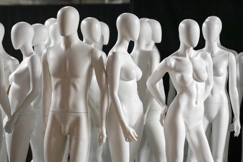 Weiße Schaufensterpuppen stehen ohne Kleidung am Rande der Berliner Modewoche in einer Halle