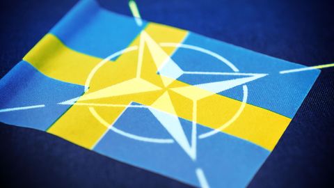 Das Nato-Logo vor der Flagge Schwedens