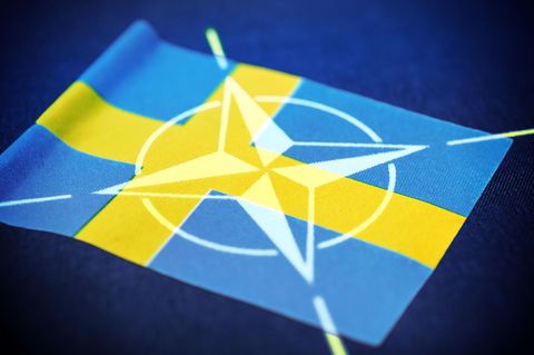 Das Nato-Logo vor der Flagge Schwedens