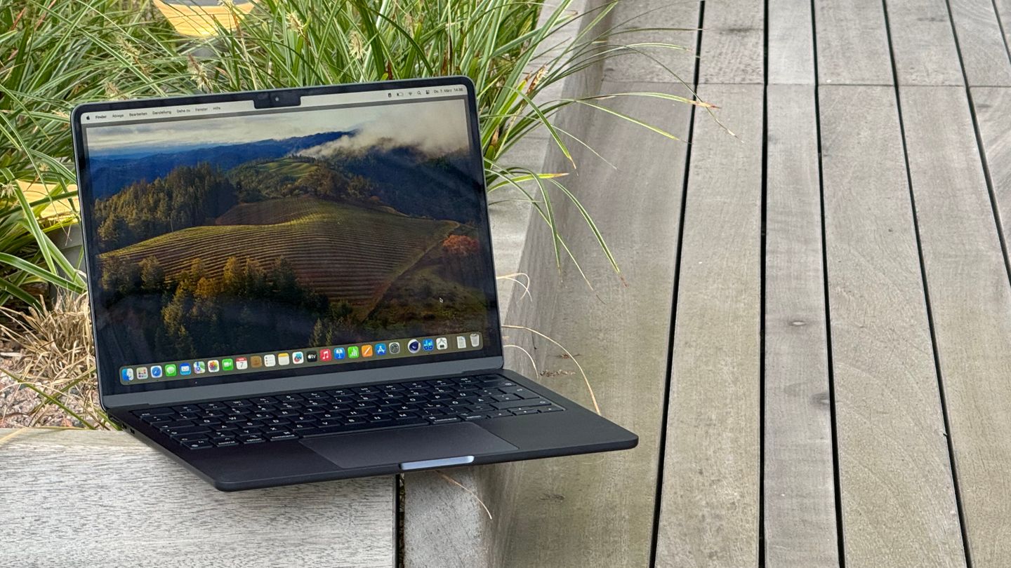 Neues Notebook: Das helle Display des neuen Macbook Air mit M3 lässt sich auch draußen gut ablesen Das helle Display des neuen Macbook Air mit M3 lässt sich auch draußen gut ablesen