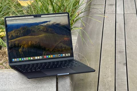 Das helle Display des neuen Macbook Air mit M3 lässt sich auch draußen gut ablesen