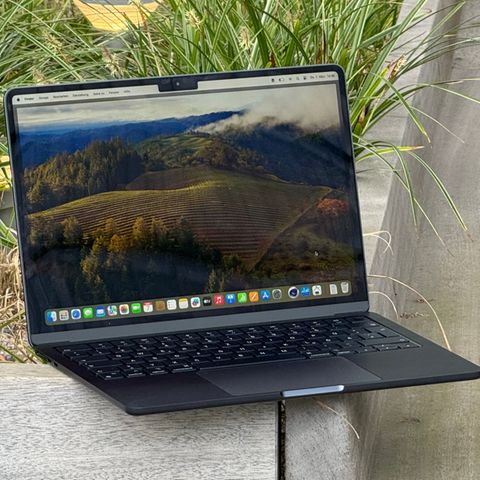 Das helle Display des neuen Macbook Air mit M3 lässt sich auch draußen gut ablesen