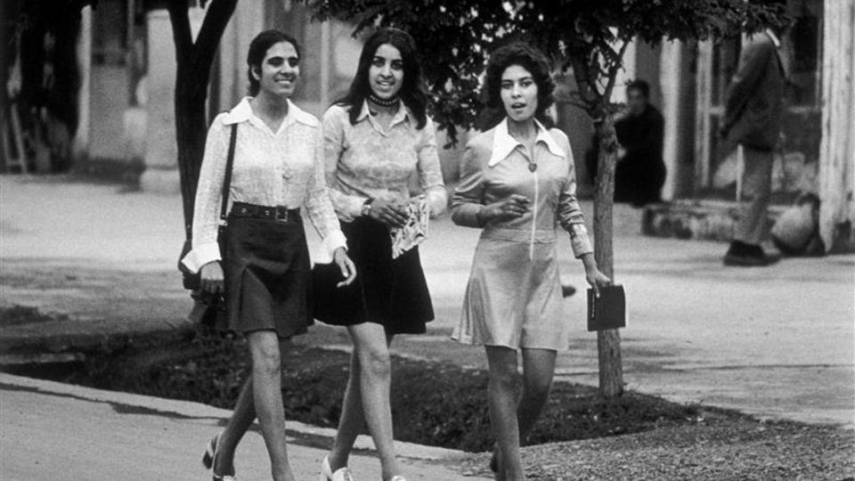 Weltfrauentag: Junge Frauen schlenderten 1972 in Miniröcken durch die Neustadt von Kabul. Sie zählten zu den wenigen Afghaninnen, die einen westlichen Lebensstil wagten und standen unter heftiger Kritik der gesellschaftlichen Mehrheit und der religiösen Führer. Nicht selten erlitten sie Verletzungen durch Säure, die auf ihre nackten Beine geworfen wurde. Junge Frauen schlenderten 1972 in Miniröcken durch die Neustadt von Kabul. Sie zählten zu den wenigen Afghaninnen, die einen westlichen Lebensstil wagten und standen unter heftiger Kritik der gesellschaftlichen Mehrheit und der religiösen Führer. Nicht selten erlitten sie Verletzungen durch Säure, die auf ihre nackten Beine geworfen wurde.