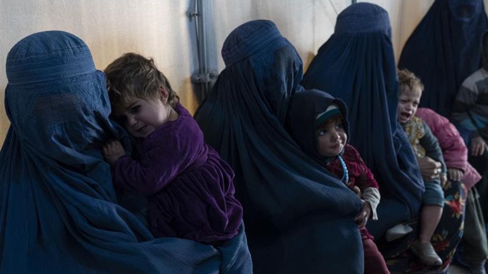 Weltfrauentag: Januar 2024: Afghanische Frauen mit ihren Kindern in einem UN-Flüchtlingslager nahe Kabul. Millionen Menschen in dem kriegsversehrten Land leiden an Hunger und Kälte. Januar 2024: Afghanische Frauen mit ihren Kindern in einem UN-Flüchtlingslager nahe Kabul. Millionen Menschen in dem kriegsversehrten Land leiden an Hunger und Kälte.