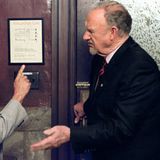 Dustin Hoffman und Gene Hackman streiten sich vor einer Tür.