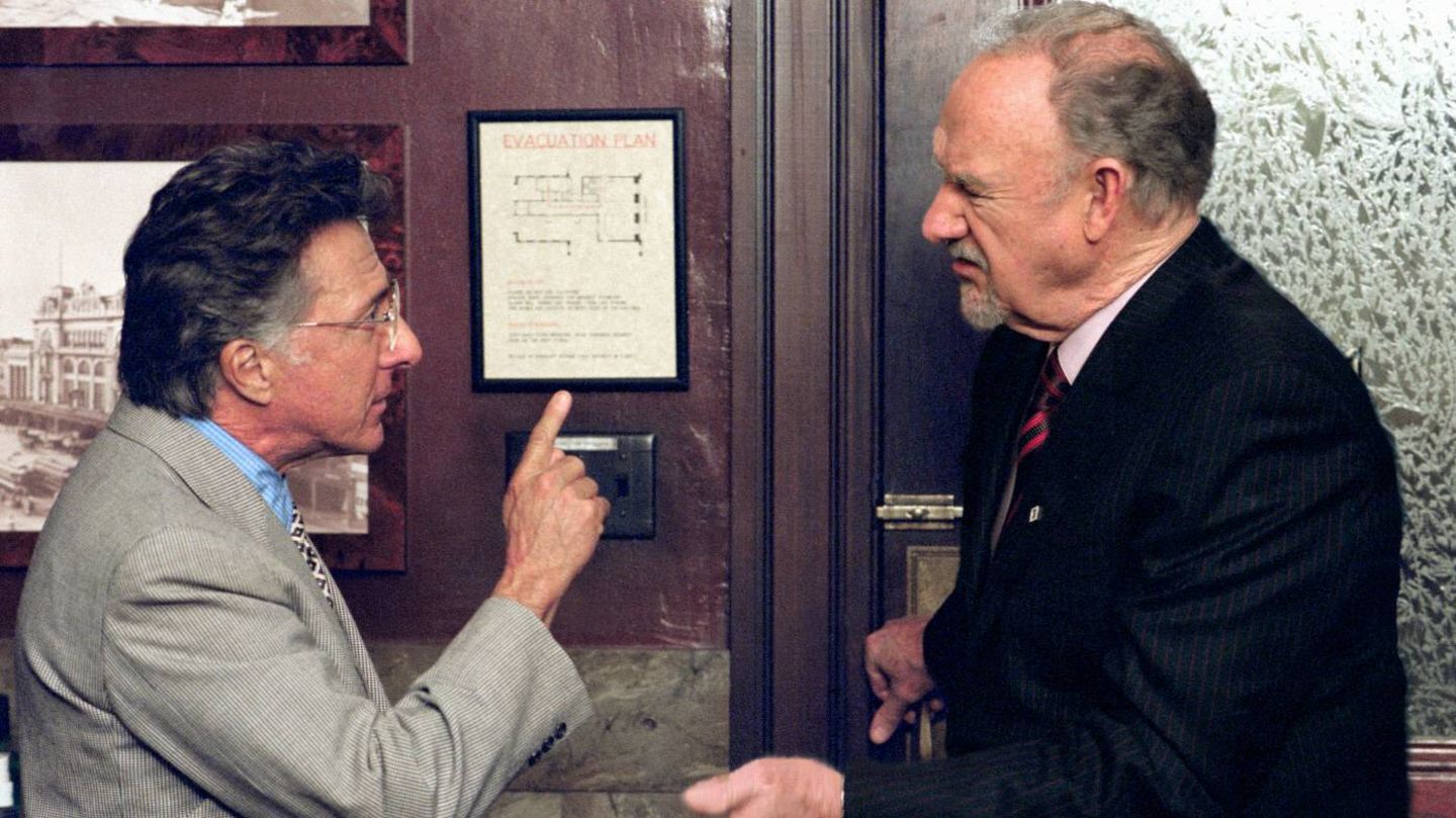 Dustin Hoffman und Gene Hackman streiten sich vor einer Tür.