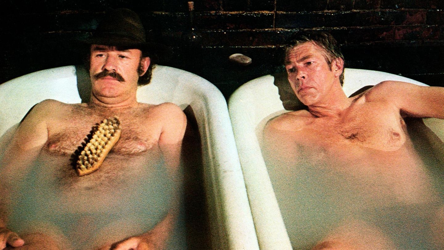Gene Hackman und James Coburn liegen nebeneinander in zwei Badewannen.
