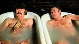 Gene Hackman und James Coburn liegen nebeneinander in zwei Badewannen.